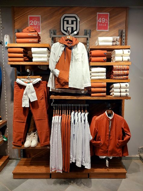 Apparel Display Visual Merchandising, Vm Display Ideas Fashion, Visual Merchandising Fashion Retail, Clothing Visual Merchandising, Clothes Merchandising Ideas, Merchandising Displays Clothing, Retail Merchandising Ideas, Small Boutique Ideas Clothing Store Displays, Visual Merchandising Ideas Creative