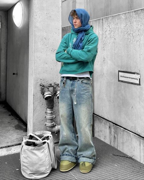 How about his color? 🚎 Outfit info 👇🏻 • • • 📸 @_k_ole 🇩🇪 👔Top : systemic 👖Bottom : trendtvision 👞Shoes : moon boot • • • • • • academy blue hoodie, blue scarf, baggy washed jeans, men’s outfit, germany Outfit Info, Moon Boot, Outfits Streetwear, Blue Scarf, Blue Hoodie, Jeans Men, Washed Jeans, Hair Inspo, Veil