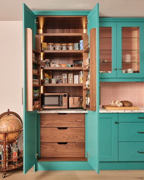 Floor to Ceiling pantry cupboard with lighting inside. The drawers, shelves and spice rack holders are all made from solid wood, adding depth and qualirt to your kitchen. Kitchen Luxury Design, Lounge Curtains, Steampunk Kitchen, Kitchen 101, Smart Kitchen Storage, Modern Luxury Kitchen Design, Shaker Kitchens, Small Country Homes, Oak House