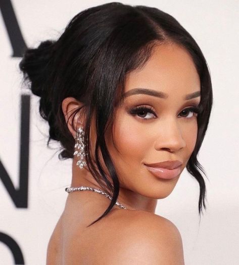 Saweetie Makeup, Updo Bangs, Bangs Hairstyles Ideas, Clipin Hair Extensions, Black Hair Updo Hairstyles, Classy Makeup, Cfda Awards, Bangs Hairstyles, Elegant Updo