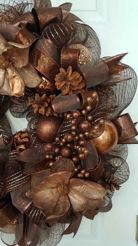 Christmas 🎄 Brown Gold Christmas Decor, Copper Christmas Wreath, Chocolate Brown Christmas Decor, Brown And Gold Christmas Decor, Copper Christmas Tree Color Schemes, Brown And Gold Christmas Tree, Brown Christmas Tree Decorations, Brown Christmas Decor, Brown Christmas Decorations