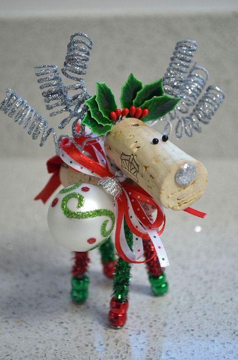 20 Brilliant DIY Wine Cork Craft Projects for Christmas Decoration Reindeer Cork Ornaments Diy, Cork Reindeer Ornaments, Raindeer Crafts, Cork Creations, Cork Reindeer, Cork Crafts Christmas, Wine Cork Diy Crafts, Wine Cork Ornaments, Wine Cork Art