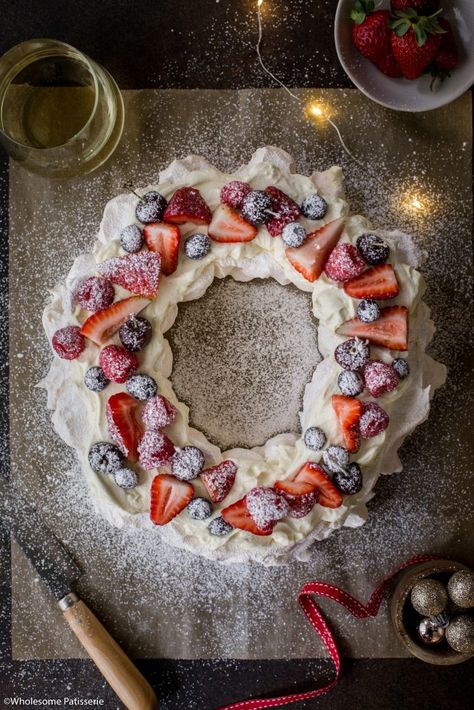 Christmas Pavlova Wreath, Easy Meringue Recipe, Pavlova Wreath, Traditional Holiday Desserts, Christmas Pavlova, Xmas Menu, Xmas Cakes, Lithuanian Recipes, Berries And Cream