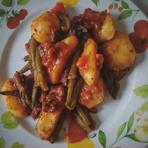 GREEN BEANS WITH POTATOES IN TOMATO SAUCE Italian Potatoes And Green Beans, Italian Green Beans And Potatoes, Green Beans With Potatoes, Sausage And Green Beans, Italian Green Beans, Beans And Potatoes, Beans In Crockpot, Italian Potatoes, Beans And Sausage