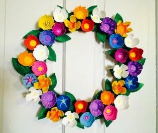 Egg Box Crafts, Egg Carton Flower Wreath, Egg Box Craft, Egg Carton Flowers, Paper Flower Wreaths, Recycled Crafts Kids, Cardboard Cartons, Easter Wreath Diy, Egg Carton Crafts