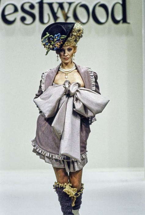 Andreas Kronthaler for Vivienne Westwood Fall 1994 Ready-to-Wear Fashion Show Unique Vintage Outfits, Viviane Westwood, Vivienne Westwood Collection, Vivien Westwood, Vivienne Westwood Punk, Drag Clothing, Vivienne Westwood Fashion, Vivienne Westwood Dress, Andreas Kronthaler