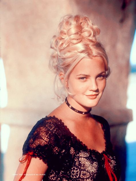 Drew Barrymore in bad girls Drew Barrymore 90s, Drew Barrymore Style, Dolores Costello, 1990 Style, Estilo Marilyn Monroe, Hair Clips 90s, Tumblr Hair, Look Retro, Girl Movies