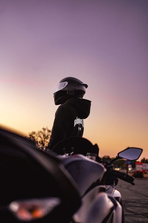 Motorcycle Asthetic Picture, Motorcycle Pics Photo Ideas, Motorcycle Rider Photography, Pictures With Motorcycles, Sunset Bike Ride Aesthetic, Foto In Moto, Motorcycle Photography Ideas, Sport Bike Photoshoot, Biker Man Aesthetic