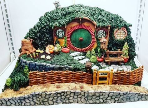 Hobbit Cake, Hobbit Birthday, Photo Booth Setup, Gingerbread House Ideas, Cake Decorating Courses, Bottle House, Sculpted Cakes, Hobbit Hole, Christmas Gingerbread House