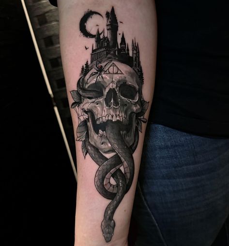 Harry Potter tattoo featuring the dark mark, hogwarts castle, detailed skull, black widow, and crescent moon. Deathly hollows insignia engraved on skull’s forehead. Voldemort Tattoo, Harry Potter Tattoo Unique, Slytherin Tattoo, Harry Potter Tattoo Sleeve, Harry Potter Dark Mark, Dark Mark Tattoos, Simbolos Tattoo, Tato Maori, Satanic Tattoos