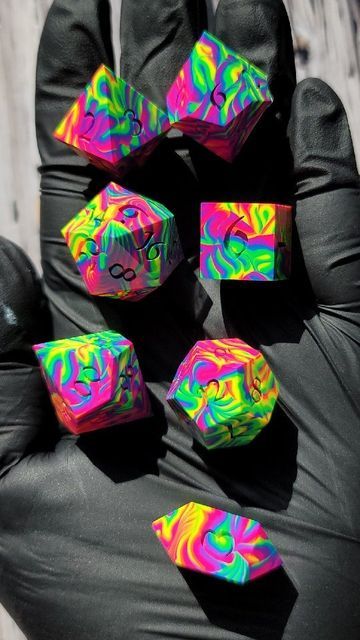 Resin Dnd Dice Diy, Resin Dice Ideas, Resin Dnd Dice, Cool Dice, Dice Ideas, Cool Dnd Dice, Pretty Dice, Dice Design, Dice Dragon