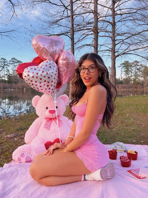 Valentines Day Pink Outfit, Valentines Ig Post, Valentines Day Pictures Ideas, Valentine’s Day Picnic Photoshoot, Valentine’s Day Inspo Pics, Girly Valentines Outfits, Valentines Pictures Aesthetic, Valentine S Day Photoshoot, Galentines Party Sorority