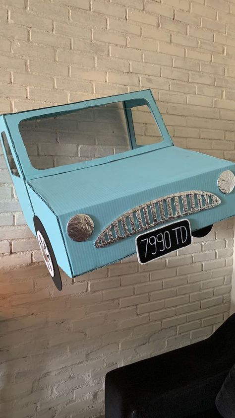 Harry Potter Flying Car Diy, Harry Potter Halloween Decorations Indoor, Christmas At Hogwarts Decorations, Harry Potter Car Decoration, Homemade Harry Potter Decorations, Harry Potter Outdoor Party, Harry Potter Halloween Decorations Office, Harry Potter Birthday Photoshoot, Harry Potter Themed Crafts