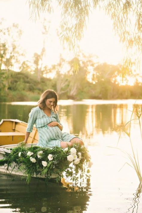 Maternity Boat Pictures, Boat Maternity Photos, Future Pictures, Boat Photoshoot, Pregnancy Announcement Pictures, Styled Photoshoot, Couple Pregnancy Photoshoot, Spell Designs, Inspiration Photos