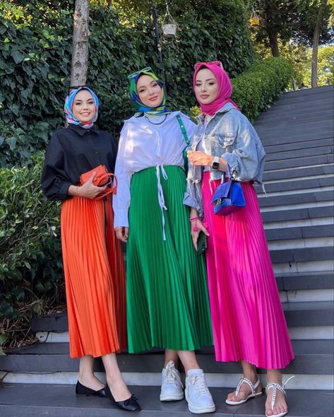 Colorful Hijab Outfits, Creative Outfit Ideas, Hijabista Fashion, Mix Match Outfits, Persian Fashion, Stylish Hijab, Color Combinations For Clothes, Frock For Women, Muslim Fashion Hijab Outfits