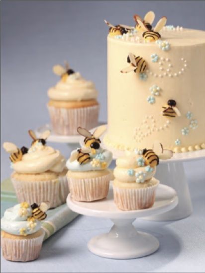 Honey Bee Cake Honey Bee Cake, Bee Cake, Gateau Baby Shower, Buttercream Decorating, Bee Birthday Party, Bee Cakes, Bee Baby Shower Theme, Cake And Cupcakes, Bee Baby Shower