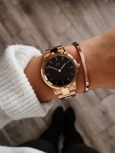 Trendy Watches Women, Elegant Watches Women, Pretty Watches, Classy Watch, Trendy Watches, Pretty Jewelry Necklaces, Shoes Heels Classy, Gold Watches Women, Jewelry Accessories Ideas