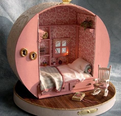 Miniature Room Boxes, Room Box Miniatures, Room Boxes, Mini Doll House, Doll House Crafts, Kraf Diy, Dollhouse Miniatures Diy, Dolls House Interiors, Miniature Rooms