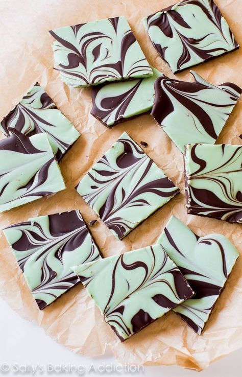 Mint chocolate swirl bark is so simple and fun to make! Recipe on sallysbakingaddiction.com Mint Bark, Candy Bark Recipes, Bark Recipes, Mint Desserts, Christmas Bark, Candy Bark, Sally's Baking, Bark Recipe, Chocolate Swirl