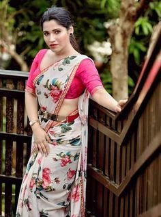 85 Beautiful Floral sarees for This Diwali - Candy Crow India Traditional Dress, Blouse Designs Catalogue, Blouse Back Neck Designs, Indian Fashion Saree, Saree Photoshoot, Saree Models, Stylish Sarees, Saree Look, Beautiful Saree