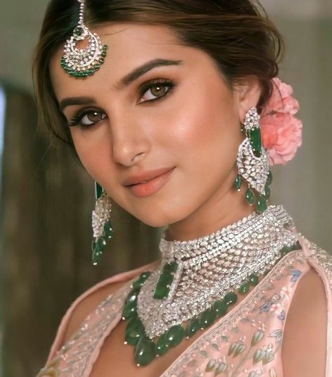 Minimal Makeup Wedding Look Indian, Soft Wedding Makeup Indian, Simple Indian Bride Makeup Natural, Light Indian Bridal Makeup, Eye Makeup With Peach Dress, Indian Bride Makeup Wedding Natural, Eyeshadow Makeup Indian, Soft Glam Makeup Looks Indian, Peach Makeup Look Indian