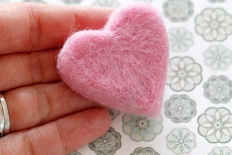 Felt Hearts Diy, Fur Crafts, Heart Shaped Cookies, Felt Heart, Felt Cat, Complimentary Colors, Needle Felted Animals, Cat Diy, Felt Diy