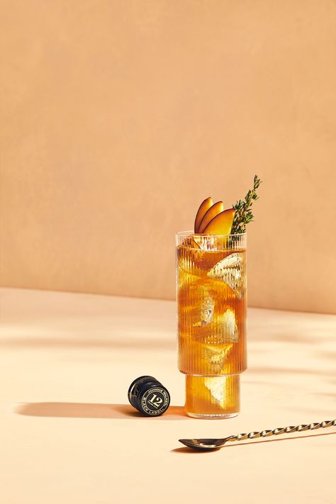 INSPIRATION 75 / OLIVIA BENNETT — Weekend Creative Olivia Bennett, Beverage Photography Ideas, Weekend Creative, Food Photography Background, Creative Styling, Cocktail Photos, Cocktail Photography, Photo Food, Drink Photo