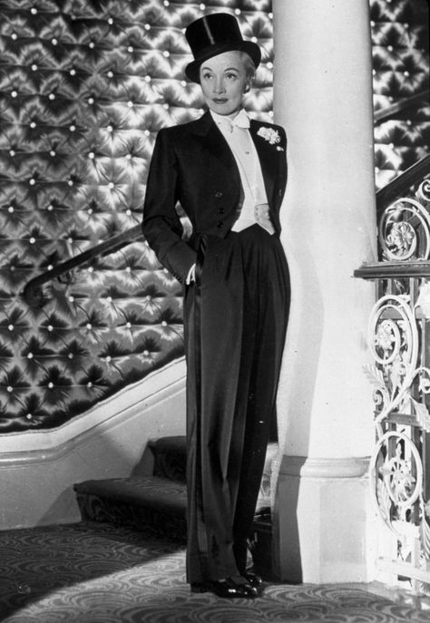 Victorian Era Dresses, Hobble Skirt, Patron Vintage, Androgynous Look, Dress History, Marlene Dietrich, Tuxedo Dress, Actrices Hollywood, Cabaret