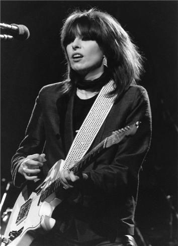 Chrissie Hynde is the lead singer of The Pretenders, a new wave band popular in the 1980s. Garage Punk, Chrissie Hynde, The Pretenders, Women Of Rock, Musica Rock, Female Musicians, Women In Music, Punk Outfits, Music Icon