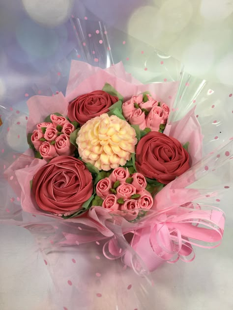 Roses Cupcakes Bouquet, Muffin Bouquet, Mothers Day Cupcake Bouquet, Flower Cupcakes Bouquet, Cupcakes Bonitos, Bouquet Cupcakes, Cupcake Decorating Techniques, Cupcake Flower Bouquets, Cupcakes Flores