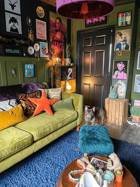 Italian Inspired Room Decor, Fun Colorful Decor, Vintage Bedrooms Ideas, Spooky Interior Design, Tasteful Maximalism, Funky House Aesthetic, Uo X Pinterest, Colorful Eclectic Maximalism, Thrift Store Bedroom