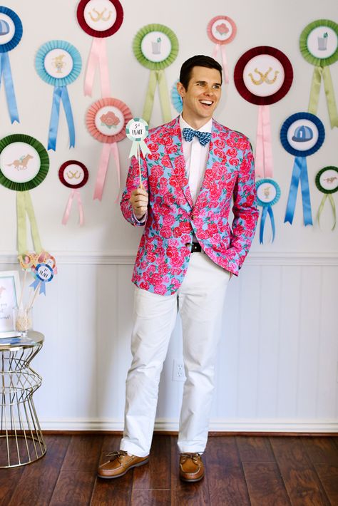 Kentucky Derby Party Guide: Just because you’re watching the races from your living room doesn’t mean you can’t step up your style for the occasion. Choose something striking and seasonal — bright and cheery spring pastels are your best bet. Kentucky Derby Decorating Ideas, Horse Race Party Ideas, Horse Racing Party Ideas, Kentucky Derby Backdrop, Derby Photo Backdrop, Derby Backdrop, Derby Crafts, Derby Themed Party, Kentucky Derby Centerpieces