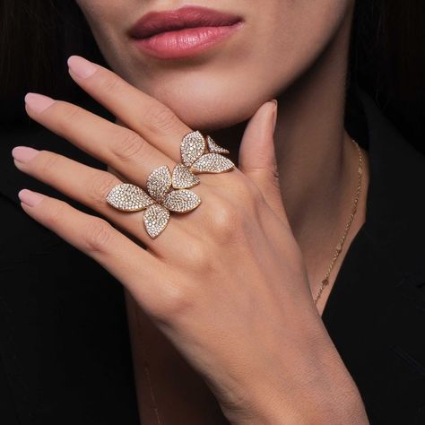 Champagne Diamond Rings, Pasquale Bruni, Magic Hands, Expensive Jewelry Luxury, The Secret Garden, Expensive Jewelry, Champagne Diamond, Flower Ring, White Rose Gold