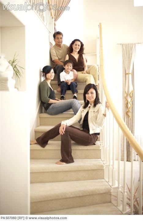 on stairs idea Photoshoot Stairs, Stairs Photoshoot, Indoor Family Photography, Indoor Family Photos, Large Family Poses, Large Family Photos, Indoor Family, Home Photo Shoots, Family Portrait Poses