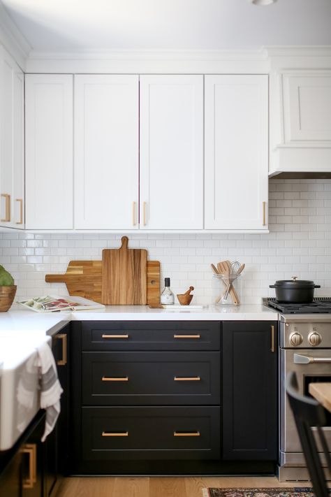 Black Lower Cabinets White Upper, Townhome Remodel, Black Lower Cabinets, White Upper Cabinets, Kitchen Soffit, Interior Dapur, Condo Remodel, Kabinet Dapur, Condo Kitchen