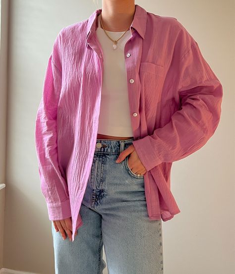 Pink Linen Button Down, How To Style Pink Blouse, How To Style Pink Button Up, Pink Satin Button Up Outfit, Pink Shirt Jacket Outfit, Button Up Over Shirt Outfit, Shirt Casual Outfit Woman, Pink Linen Blouse Outfit, Pink Linen Button Down Outfit