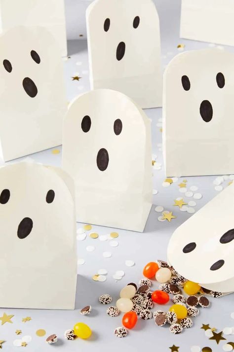 Fabriquer des sacs à bonbons en forme de fantôme pour Halloween Diy Halloween Favors, Small Gift Bags Diy, Halloween Party Favors For Kids, Diy Halloween Party Favors, Halloween Lollies, Sac Halloween, Ghost Treats, Halloween Favor Bag, Diy Halloween Gifts