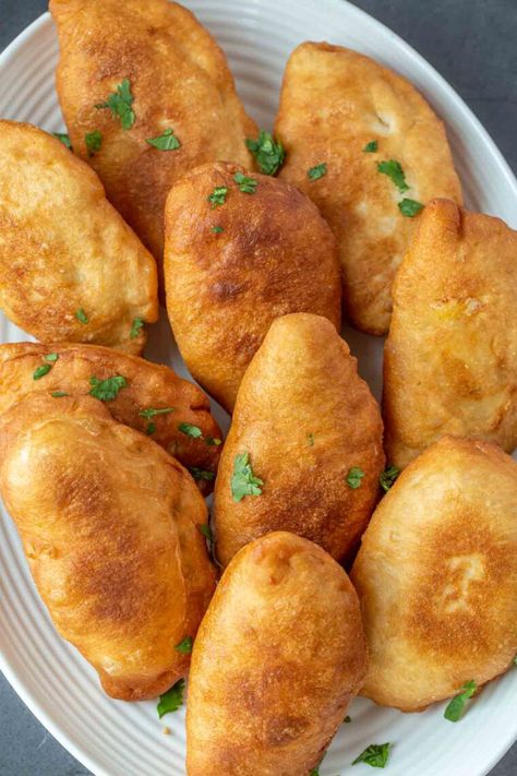 Soft and fluffy dough filled with a cheesy potato filling. The BEST homemade potato pirozhki recipe. Piroshki Dough Recipe, Piroshky Recipe, Pirozhki Recipe, Beet Borscht, Yeast Free Breads, Potato Filling, Russian Dishes, Fried Potato, Cheesy Potato