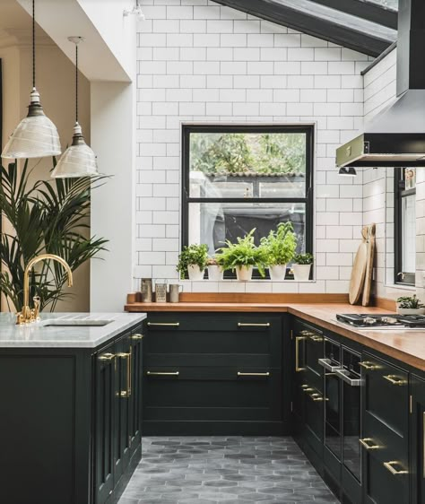 Black Kitchen Design, White Kitchen Remodeling, Sustainable Kitchen, Brick Walls, Minimalist Furniture, Black Cabinets, Trendy Kitchen, Decor Minimalist, Minimalist Kitchen