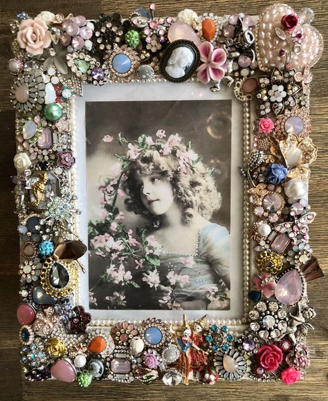 Vintage Jewelry Picture Frames, Decorated Picture Frames Diy, Picture Frame Decorating Ideas, Decorated Picture Frames, Decorated Frames, Crafts Aesthetic, Bead Frames, Old Jewelry Crafts, Beaded Frame