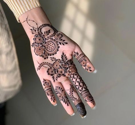 Henna designs Mehndi Designs Front Simple, Mehandi Design For Palm, Front Mehendi Designs Simple, Henna Designs For Front Hand, Front Hand Mehndi Designs Simple Arabic, Mehendi For Eid, Arabic Henna Designs Simple, Mehendi Front Hand, Front Mehendi Designs