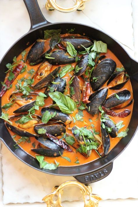 Red Curry Mussels, Curry Mussels Recipe, Thai Mussels, Coconut Curry Mussels, Coconut Red Curry, Curry Mussels, Mussels Recipe, Yummy Seafood, Seafood Pasta