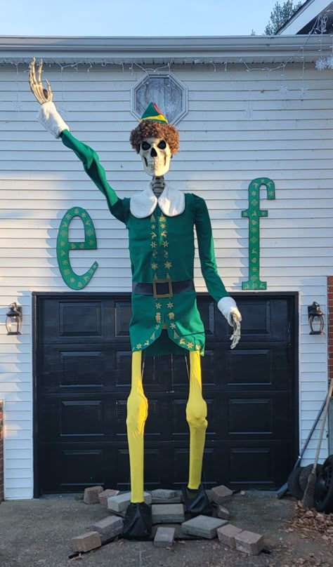 12 Foot Skeleton, Skeleton In The Closet, Clowns Halloween Decorations, Halloween Yard Displays, Skeleton Costumes, Skeleton Clothes, Giant Skeleton, Scary Halloween Decorations Outdoor, Skeleton Dress