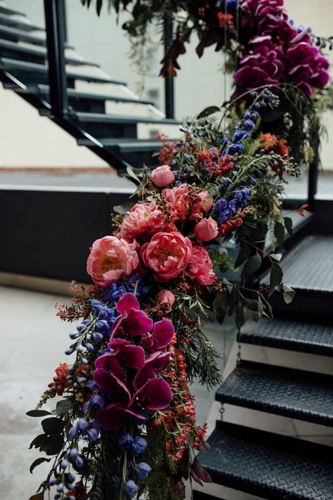 Staircase Wedding, Wedding Staircase, فن النسيج, Staircase Decor Ideas, A Bunch Of Flowers, Jewel Tone Wedding, Staircase Decor, Floral Trends, Deco Floral