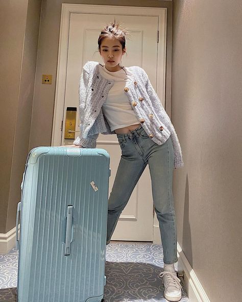 Date night to airport look: Take fashion inspiration from BLACKPINK's Jennie for all occasions Blackpink Pasta, Korean Girl Style, Blackpink Airport, Jennie Fashion, Jenny Kim, Wallpaper Rose, Good Week, Jennie Kim Blackpink, Jairzinho