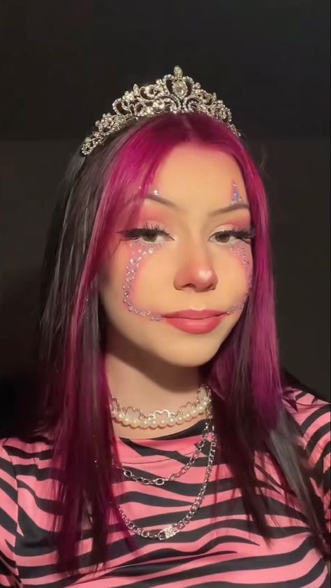 pink clown makeup look with face gemstones and half pink hair color Gemstone Halloween Makeup, Pink Halloween Makeup Looks, Halloween Costumes Pink Hair, Half Pink Hair, Maquillaje De Payaso Mujer, Pink Clown Makeup, Pink Clown, Cute Clown Makeup, Gem Makeup