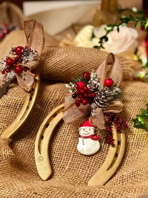 Western Christmas Decorations, Natal Country, Horseshoe Crafts Projects, Western Crafts, Horseshoe Decor, Christmas Horses, Horseshoe Crafts, Country Christmas Decorations, Horse Crafts