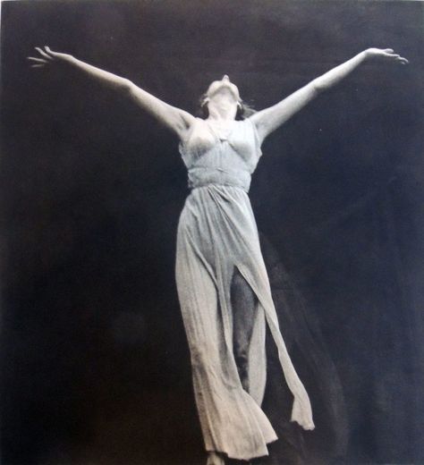 Isadora Duncan, Ballet Beauty, Art Sacre, Foto Vintage, Figure Drawing Reference, Dance Life, Contemporary Dance, Body Poses, Dance Photography