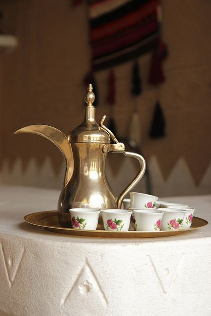 Coffee in Saudi Arabia | Flickr - Photo Sharing! Arabic Coffee Pot, Nyc Coffee Shop, Saudi Arabia Culture, Ty Lee, Cake Logo Design, Arabic Coffee, Arab Culture, Turkish Tea, Chocolate Caliente