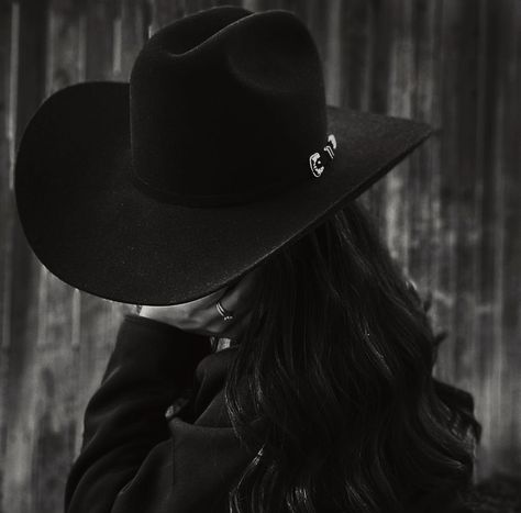 Cowboy Witch Aesthetic, Black Cowgirl Hat Aesthetic, Female Cowboy Aesthetic, Cowgirl Aesthetic Dark, Black Hair Cowgirl Aesthetic, Grunge Western Aesthetic, Black Cowboy Hat Aesthetic, Black Hair Cowgirl, Black Western Aesthetic